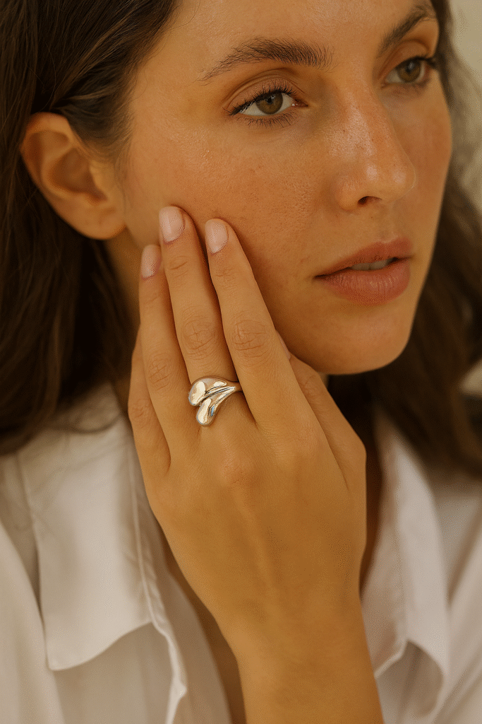 femme avec grosse bague argent