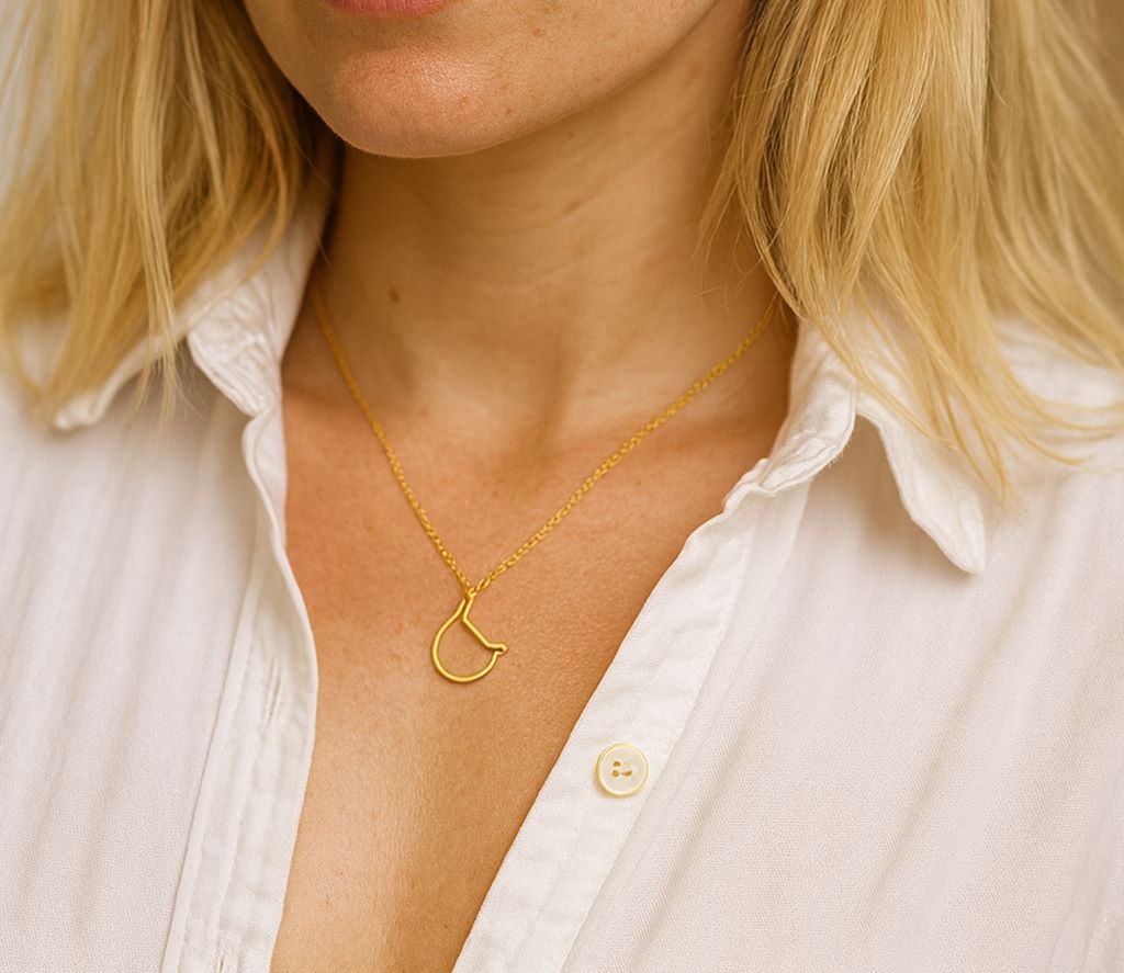 femme avec collier tête de chat dore 