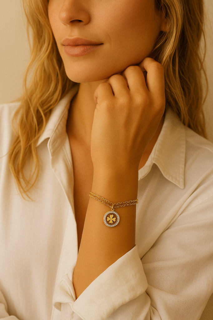 femme avec bijoux porte bonheur bracelet trefle