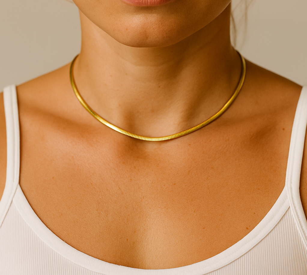 femme avec ras du cou minimaliste doré 