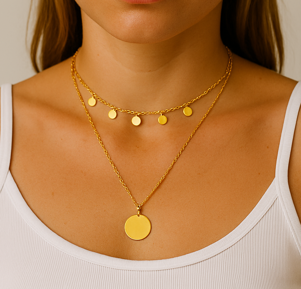 femme avec collier ras du cou double rang avec medailles 