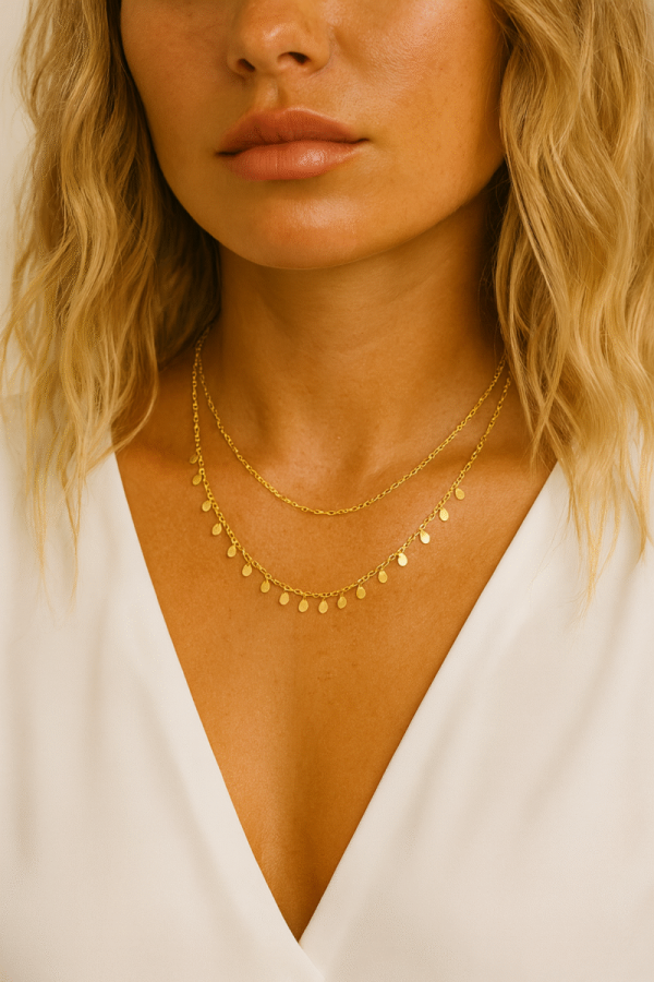 femme avec collier ras du cou double rang